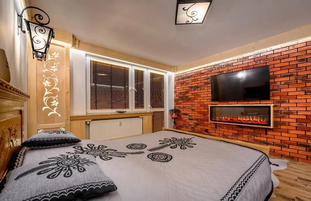 Apartament Zakopane utrzymany w stylu góralskiej chaty-1