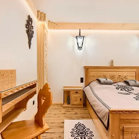 Apartament Zakopane utrzymany w stylu góralskiej chaty-3
