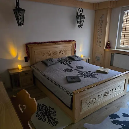 Apartament Zakopane utrzymany w stylu góralskiej chaty-2